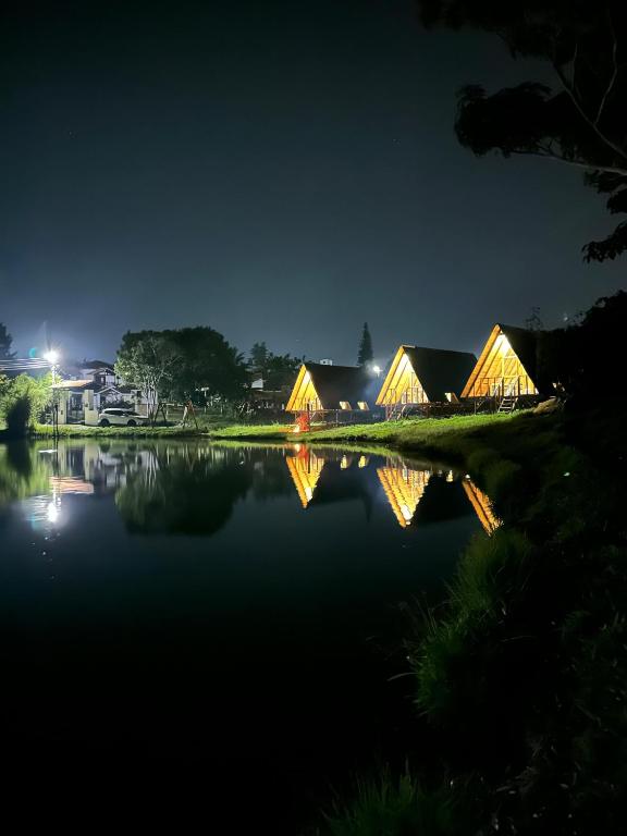 a view of a lake at night at Lago Cristal Chalets in Los Santos