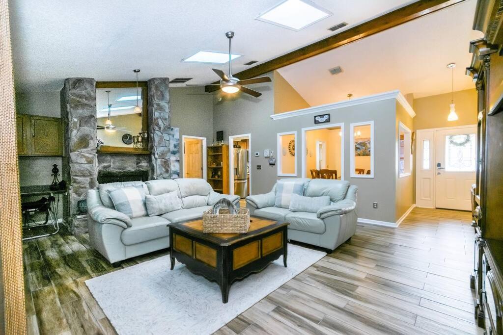 Vacation Home Amazing Location & Amenities* Hot Tub* King Bed