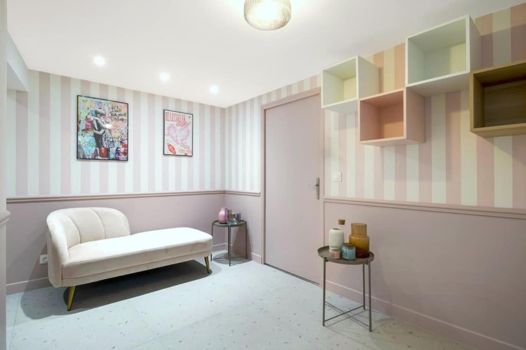 un salon avec une chaise et une porte dans l'établissement 3 Cozy apartments near Galeries Lafayette-12Pers, à Paris