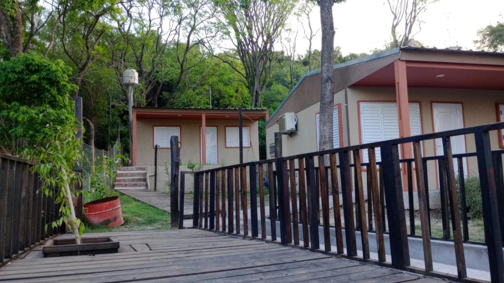 eine Veranda eines Hauses mit einem Zaun in der Unterkunft Los Lapachos in Oro Verde