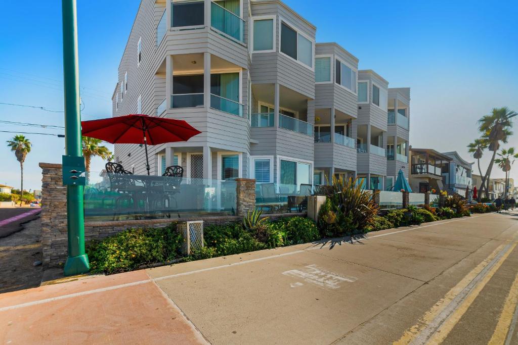 een gebouw met een rode paraplu naast een straat bij Santa Barbara Getaway in San Diego