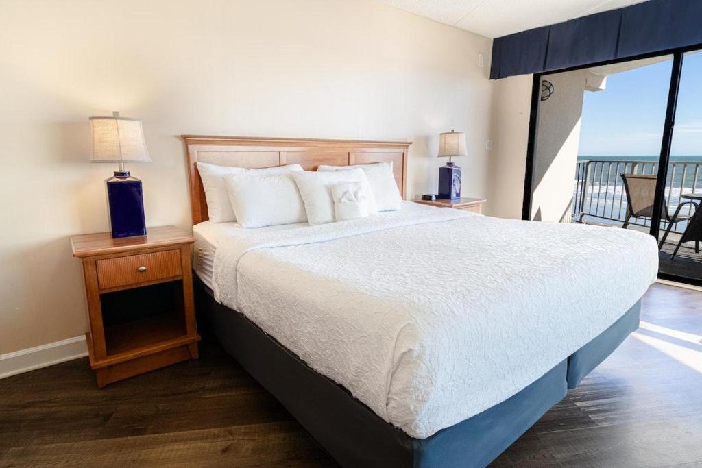 Ένα ή περισσότερα κρεβάτια σε δωμάτιο στο Deluxe Oceanfront King Room 3rd Floor