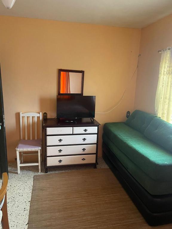 Un dormitorio con una cama y una cómoda con espejo. en Residencial Brila Mar, en Capão da Canoa