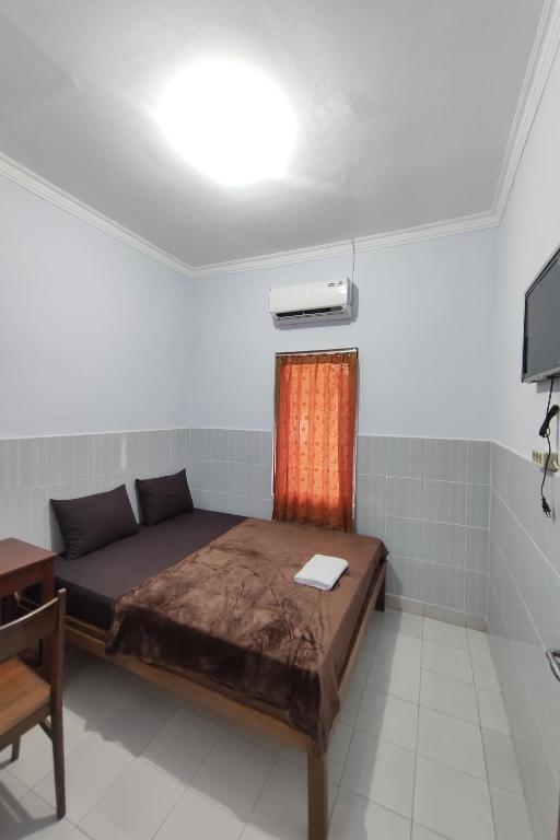 um quarto com uma cama num quarto em OYO 93173 Khazanah Room Syariah em Yogyakarta