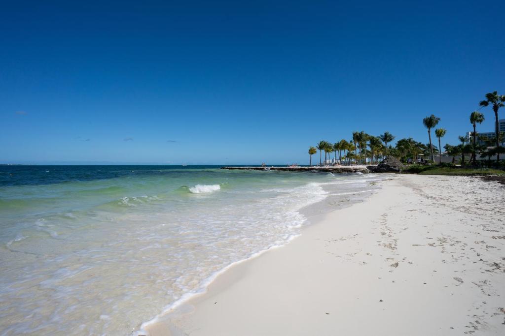 Beach Front Hotel Zone Residence by Solmar Rentals, Cancún (updated