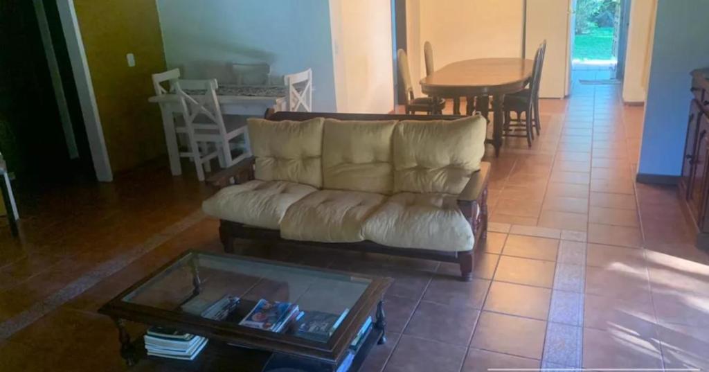 sala de estar con sofá y mesa en CASA DE CAMPO EN SAN PEDRO en Río Tala
