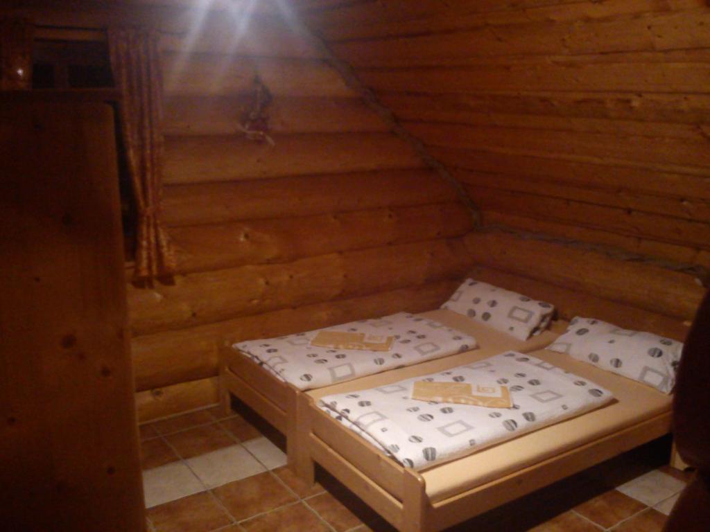 Postel nebo postele na pokoji v ubytování Chata - Srub Kašparáci