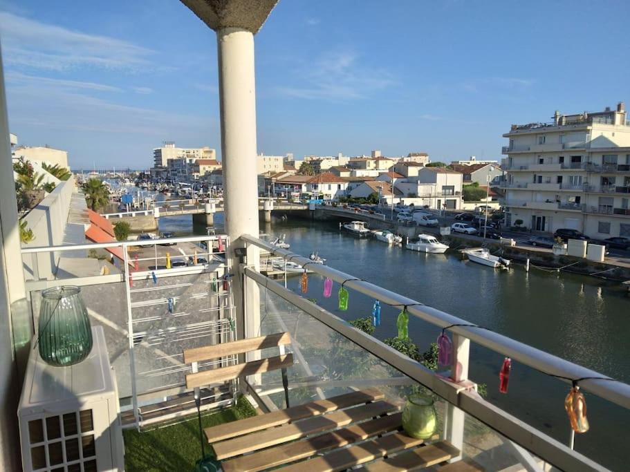 d'un balcon avec vue sur la rivière. dans l'établissement Les Girelles - T2, 50m2 avec vue sur canal, à Palavas-les-Flots