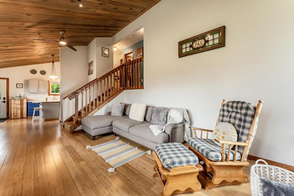 uma sala de estar com um sofá e duas cadeiras em Mountain Escape: with Sauna near Yellowstone em Bozeman