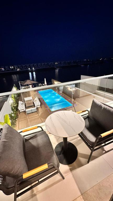 Bazén v ubytování Luxury Villa sea view and free paddle boat - Al Dana Island Fujairah nebo v jeho okolí