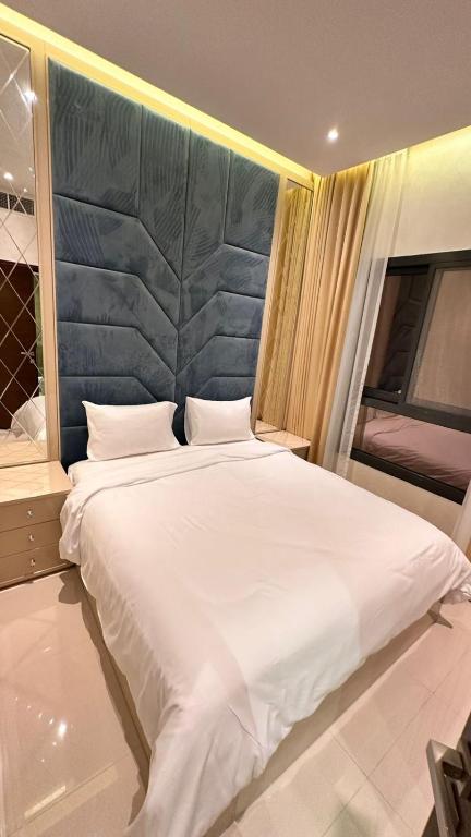 Postel nebo postele na pokoji v ubytování Luxury Villa sea view and free paddle boat - Al Dana Island Fujairah