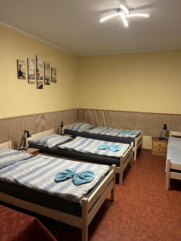 Łóżko lub łóżka w pokoju w obiekcie Penzion Rajf