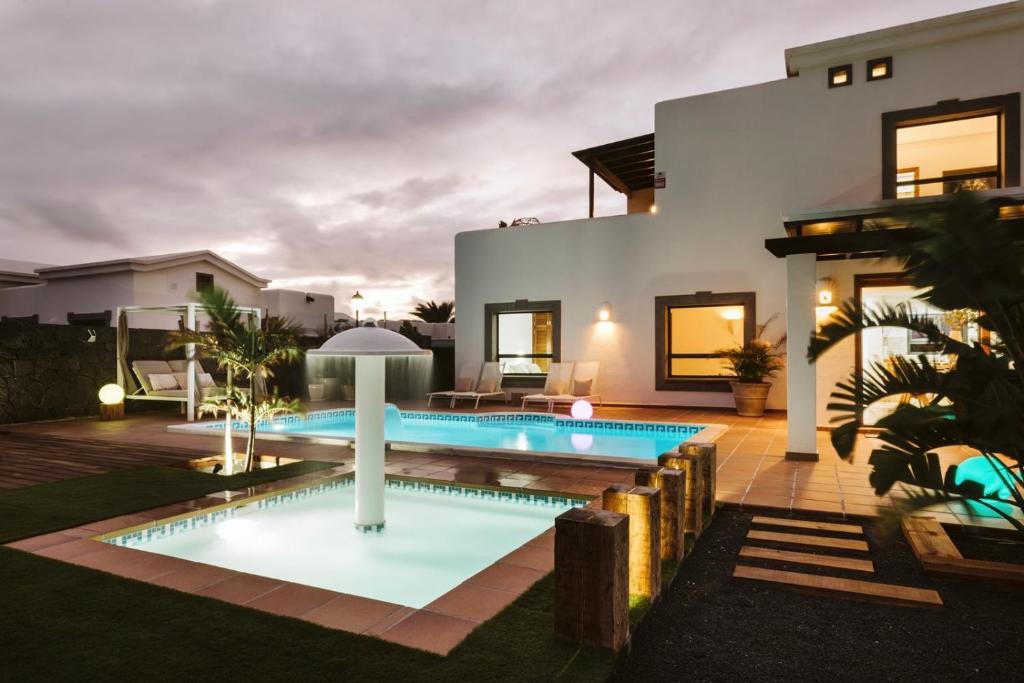 dom z basenem na dziedzińcu w obiekcie Villa Marabú w mieście Playa Blanca