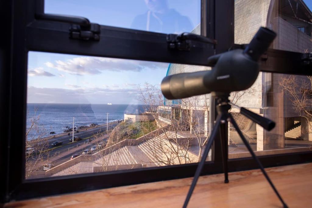 eine Kamera in einem Zimmer mit Meerblick in der Unterkunft Centro, playa y puesta de sol in A Coruña