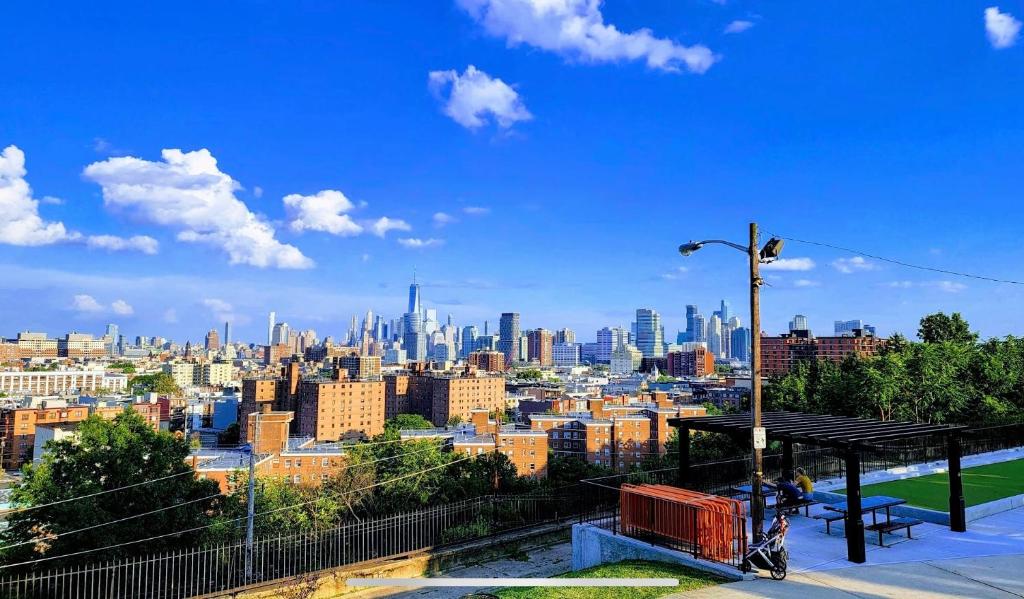 Quiet apt only 15 mins away from Midtown Manhattan