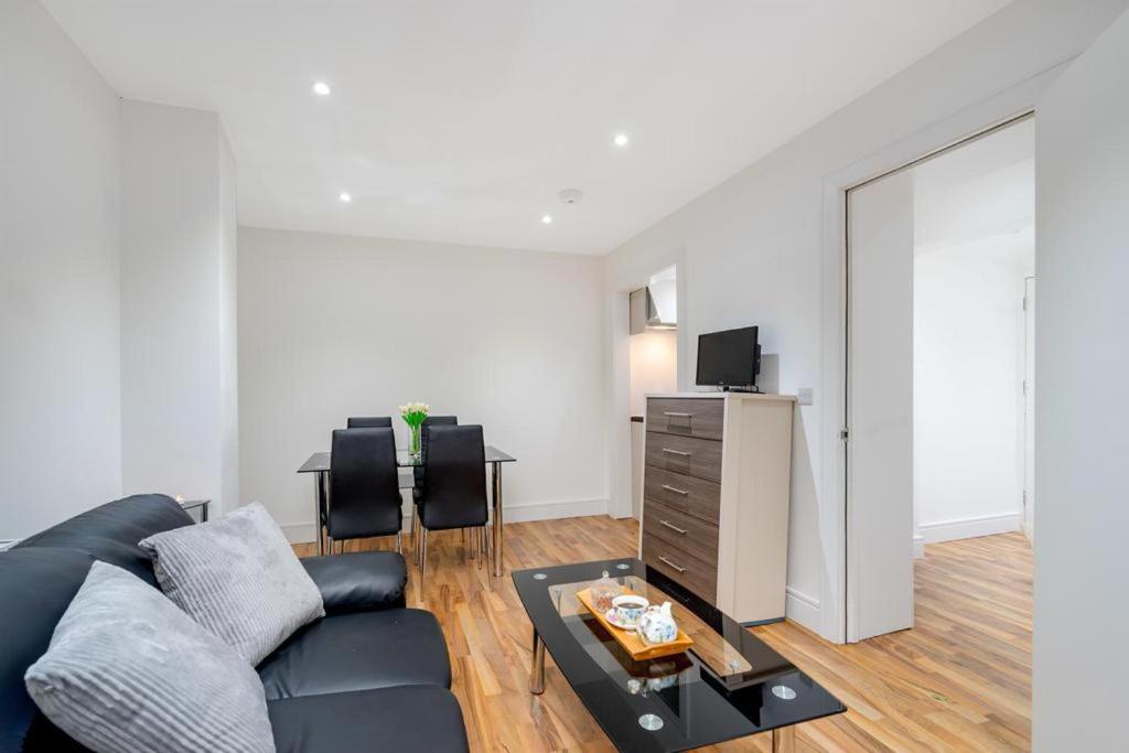 a living room with a couch and a table at Bermondsey London 3 People Apartment Peaceful in London