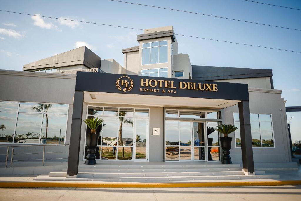 a hotel closure sign in front of a building at HT Hotel Deluxe Resort & SPA in Santiago del Estero