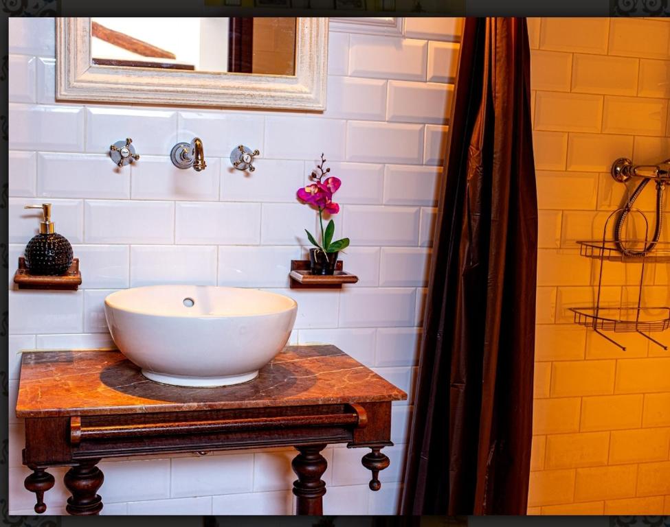 baño con lavabo blanco en una mesa de madera en Casa Valor en Penáguila