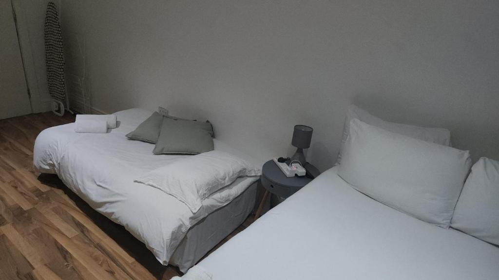 two beds sitting next to each other in a bedroom at London Bermondsey 4 People Studio in the Center in London