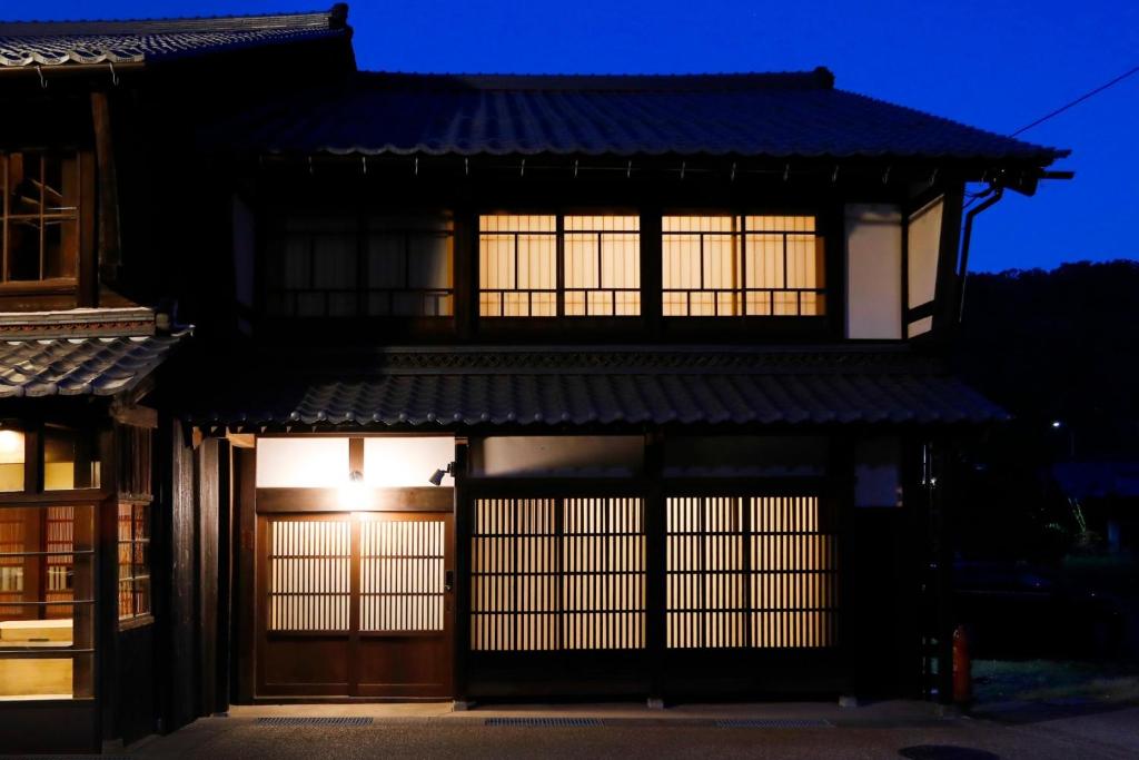 Azjatycki dom z oświetloną fasadą w nocy w obiekcie sou's minka Luru - Vacation STAY 62536v w mieście Minamiechizen