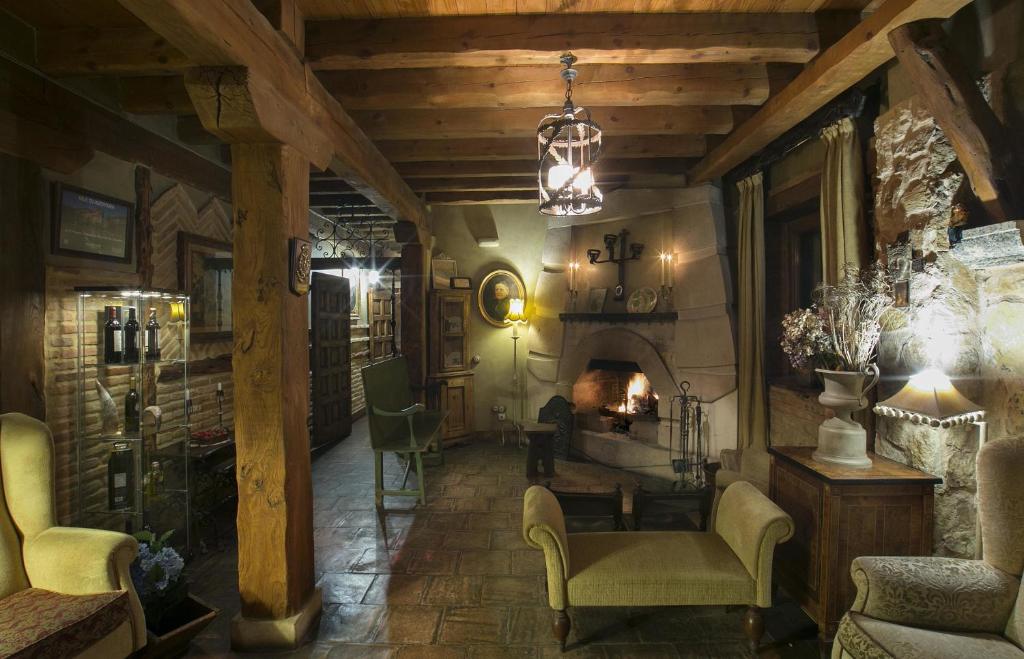 A seating area at Hotel BOUTIQUE HOCES DEL DURATON