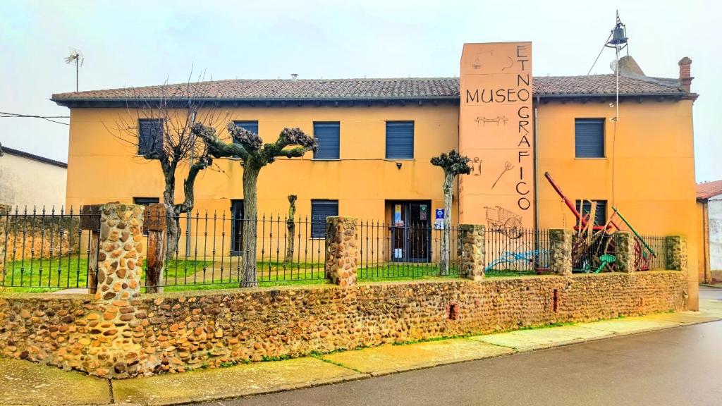 CASA LA VILLA, Villamartín de Don Sancho (precios actualizados 2024)