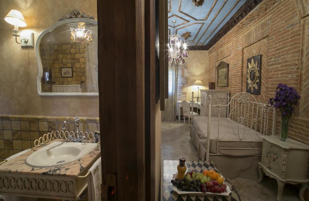 A bathroom at Hotel BOUTIQUE HOCES DEL DURATON