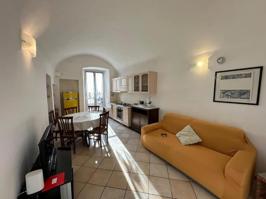 ein Wohnzimmer mit einem Sofa und einem Tisch in der Unterkunft [2 passi dal mare di Alassio] Ampio trilocale in Alassio