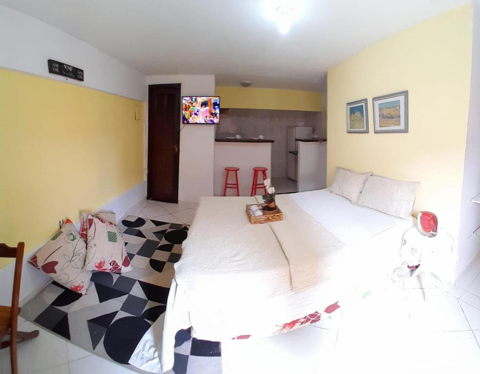 una camera con un letto bianco e un pavimento in bianco e nero di Janelas para o mar ad Arraial do Cabo