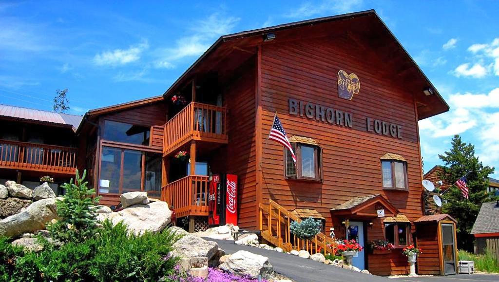 Um edifício de madeira com uma bandeira americana. em Big Horn Lodge em Grand Lake