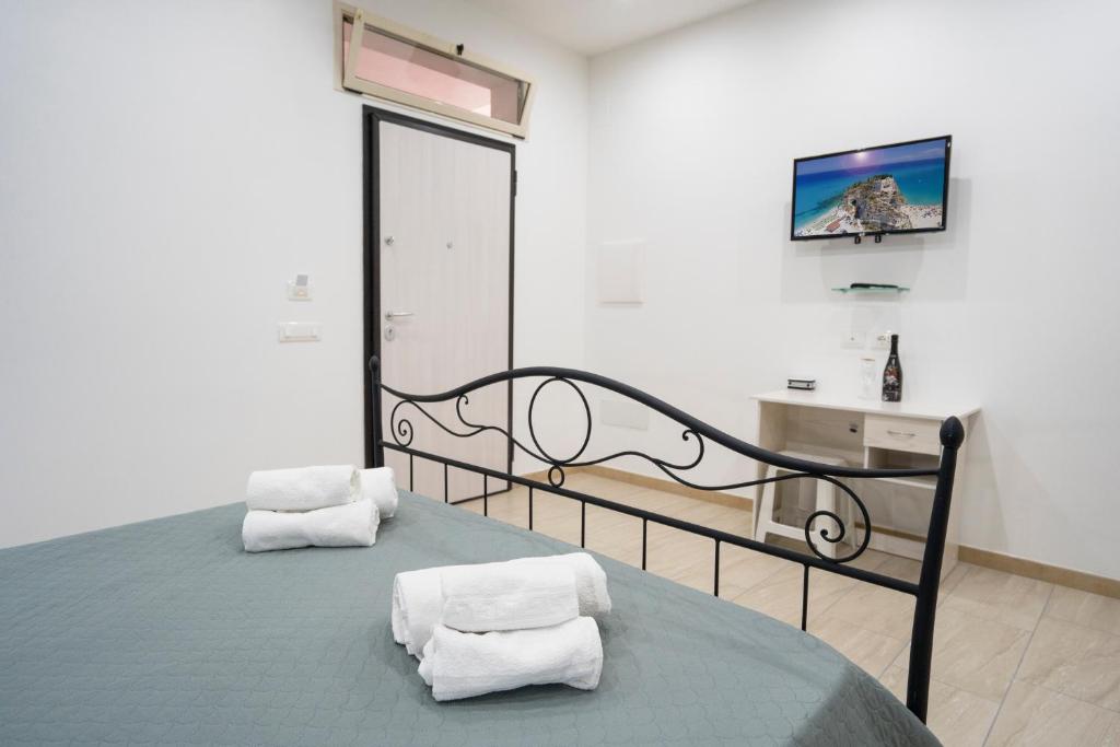 - une chambre avec un lit et 2 serviettes dans l'établissement Saverio's apartment, à Tropea