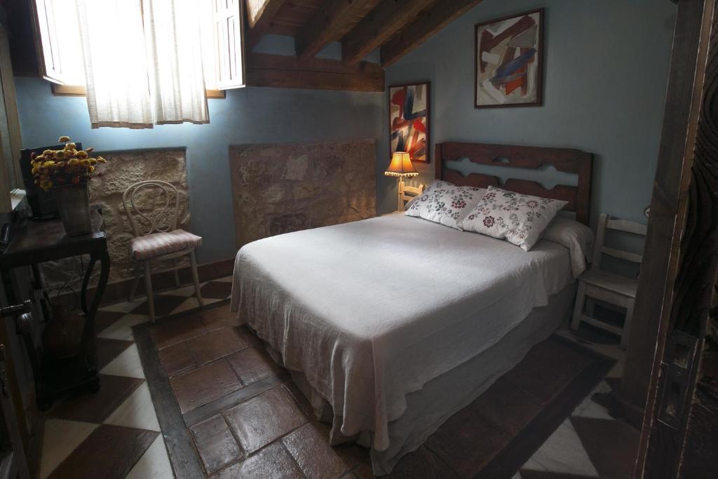 A bed or beds in a room at Hotel BOUTIQUE HOCES DEL DURATON