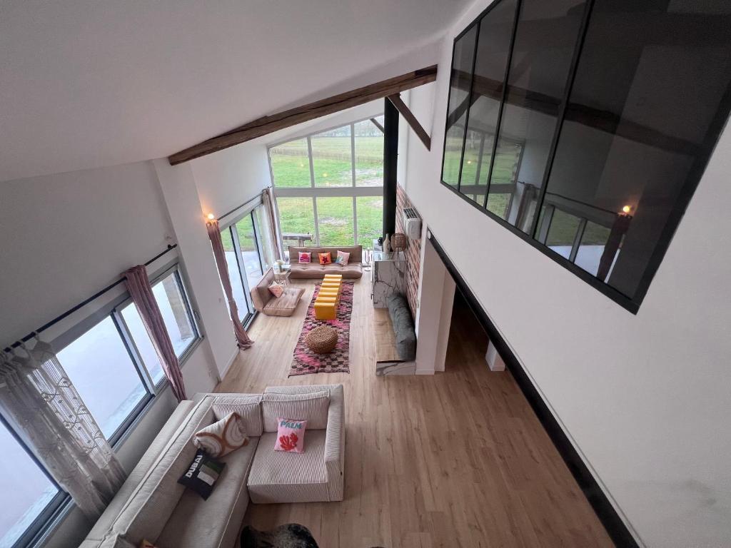 Cette suite dispose d'un salon avec de grandes fenêtres. dans l'établissement La bergerie de Polly, à Sainte-Hélène