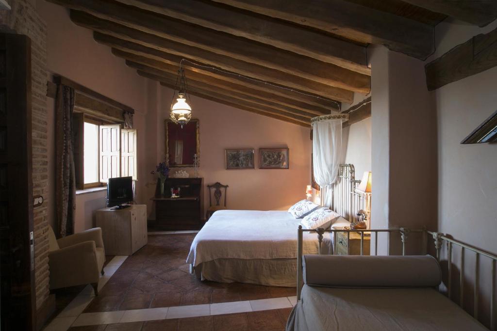 A bed or beds in a room at Hotel BOUTIQUE HOCES DEL DURATON