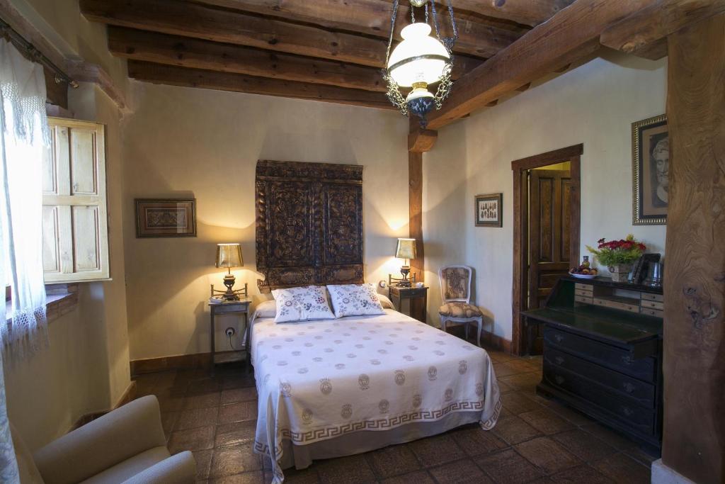 A bed or beds in a room at Hotel BOUTIQUE HOCES DEL DURATON