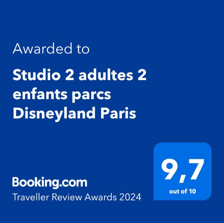 Sertifikāts, apbalvojums, norāde vai cits dokuments, kas ir izstādīts apskatei naktsmītnē Studio 2 adultes 2 enfants parcs Disneyland Paris