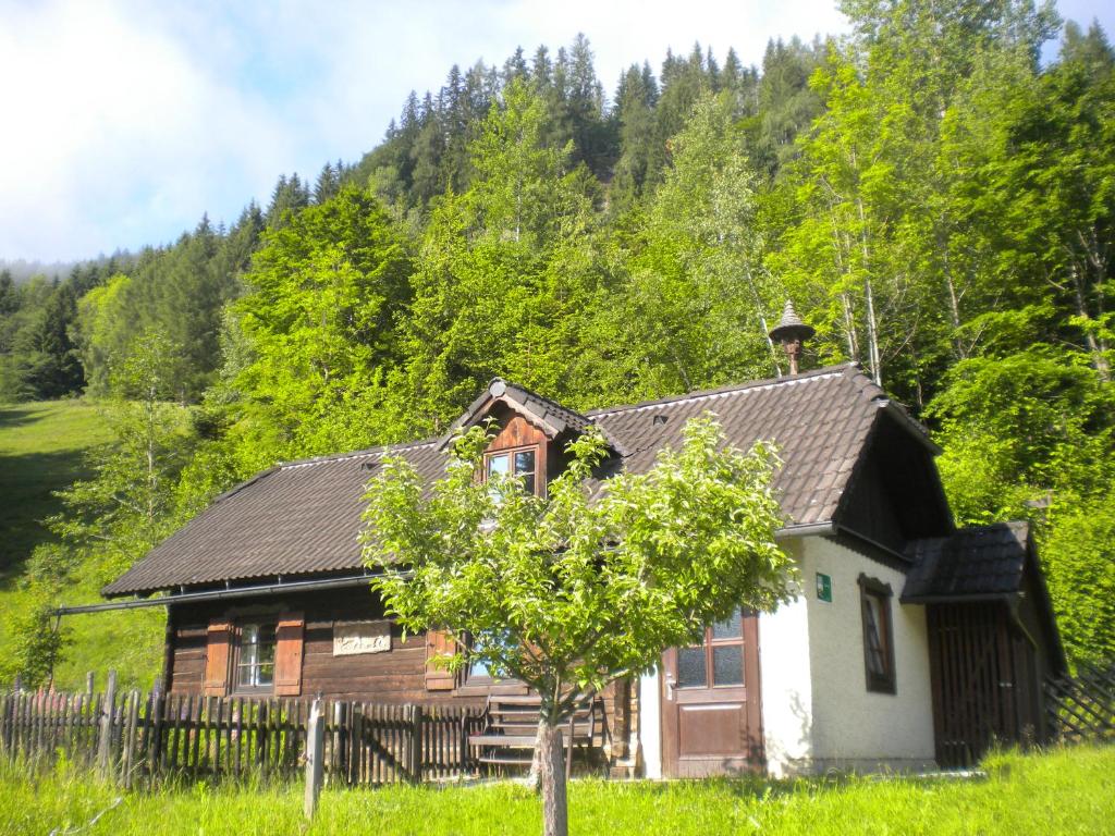 ein altes Holzhaus mitten im Wald in der Unterkunft Umundumhütte in Katsch an der Mur