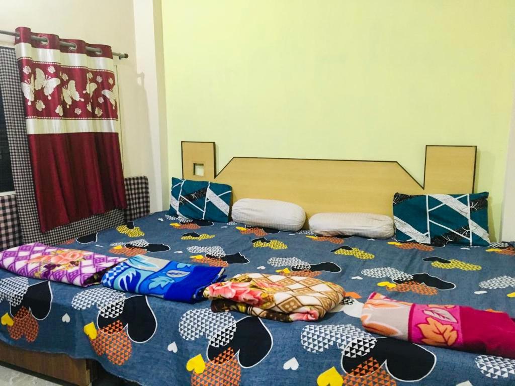 una camera con 2 letti singoli e copriletto blu di Jai Shree Narsingh Guest House a Ujjain
