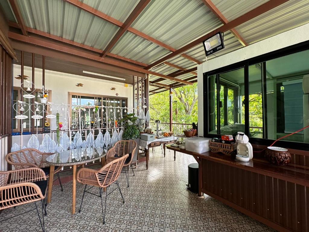 Restaurace v ubytování บ้านเพชรพวงเขาใหญ่