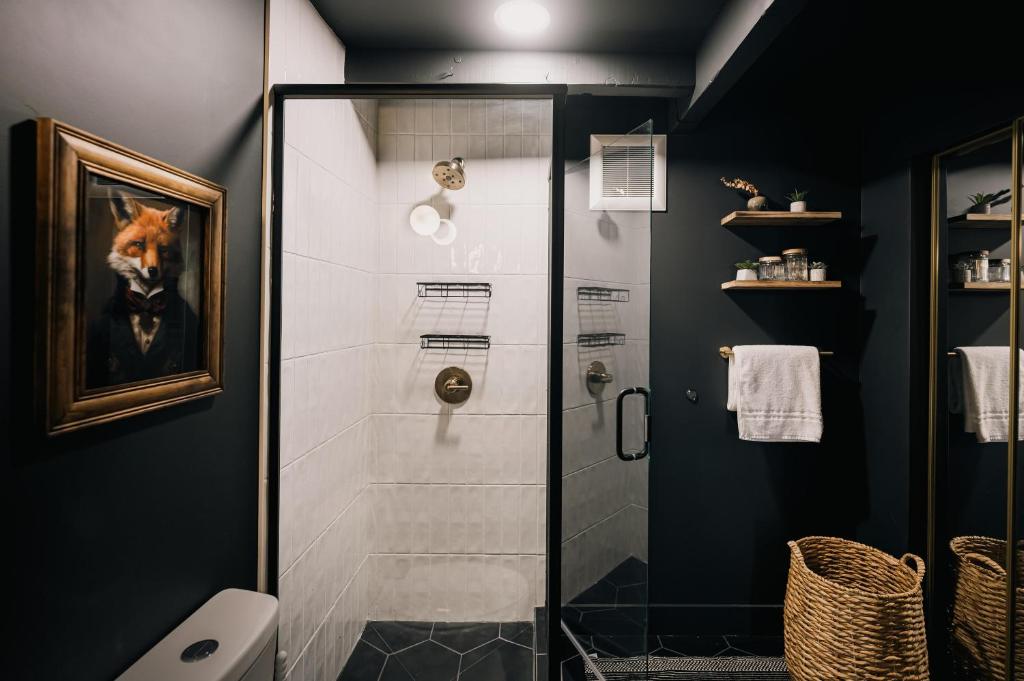 La salle de bains est pourvue d'une douche avec une porte en verre. dans l'établissement Modern A-Frame - Mountain Views - Evergreen, à Evergreen