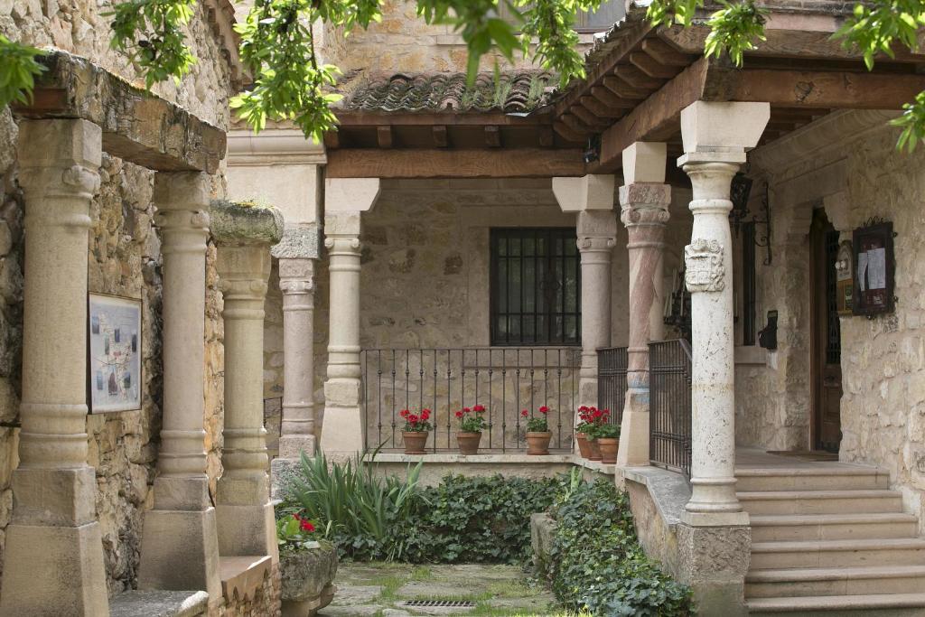 The facade or entrance of Hotel BOUTIQUE HOCES DEL DURATON