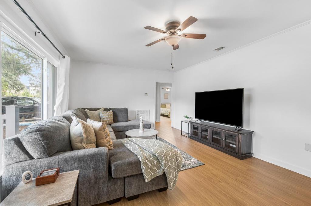 Southern Charm Getaway 3BR in Park Circle, Charleston Updated 2024