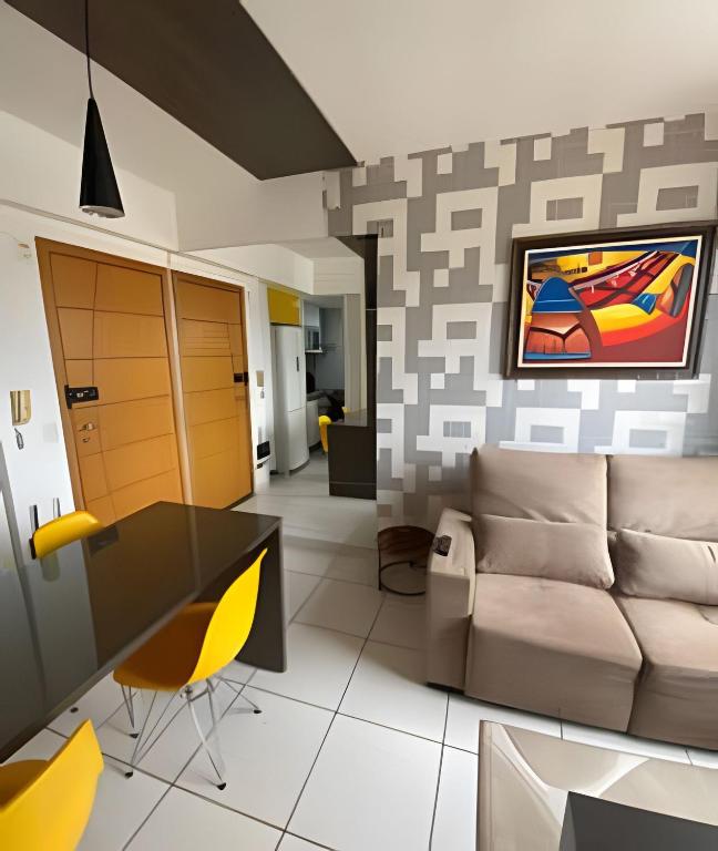 uma sala de estar com um sofá e uma mesa em Ap c/Garagem, Elevador, Cozinha Completa, Lava e Seca, Jr Catito em Brasília