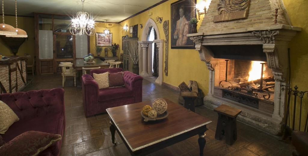 A seating area at Hotel BOUTIQUE HOCES DEL DURATON