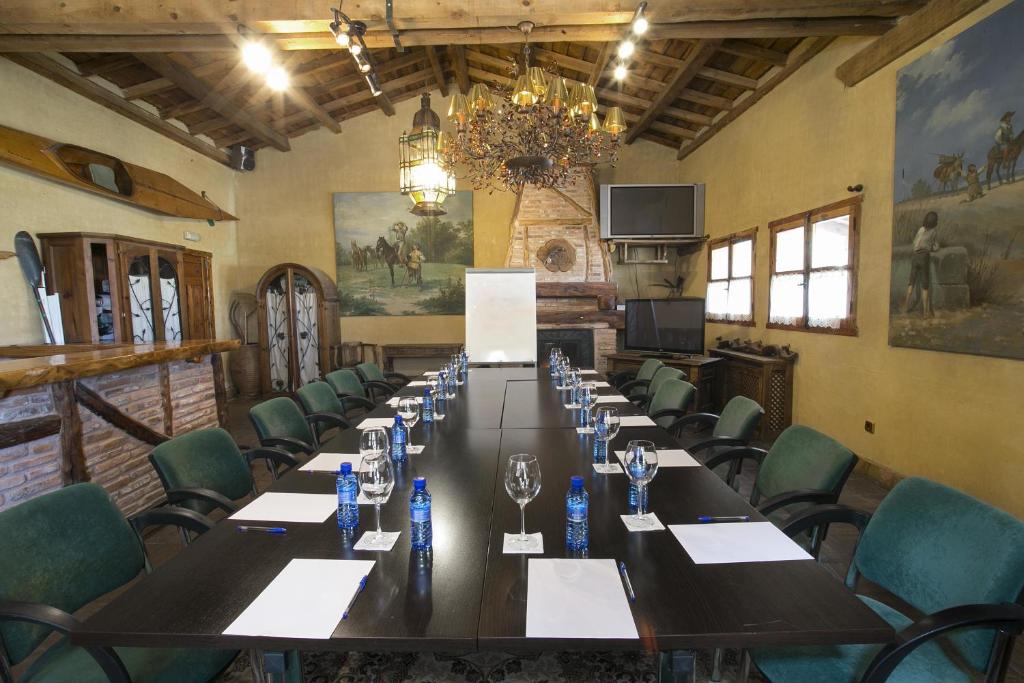 A restaurant or other place to eat at Hotel BOUTIQUE HOCES DEL DURATON