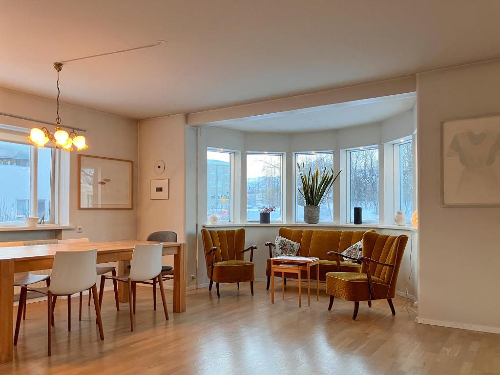 ein Wohnzimmer mit einem Esstisch und Stühlen in der Unterkunft Great apartment in Akureyri in Akureyri