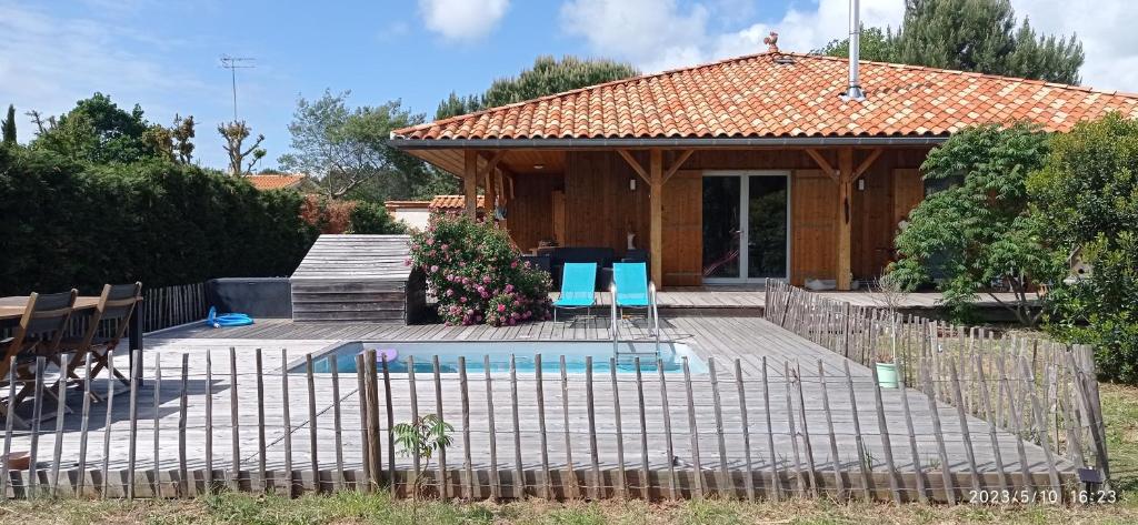 Πισίνα στο ή κοντά στο Maison bois chez M&D