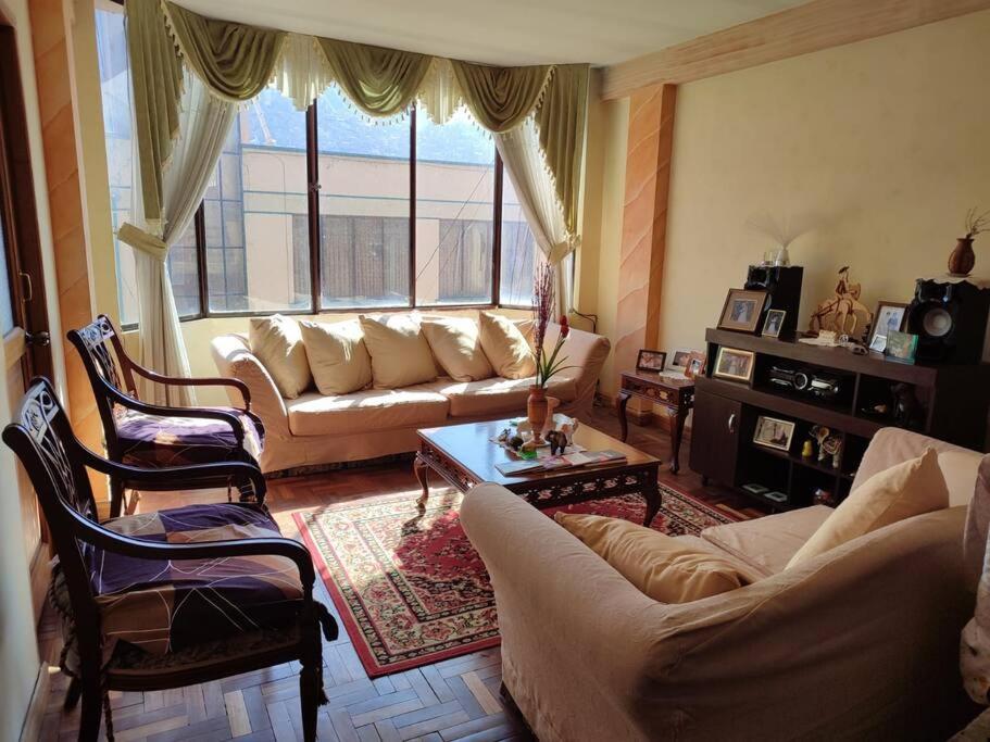 Elegante Apartamento en La Paz في لاباز: غرفة معيشة مع أريكة وطاولة