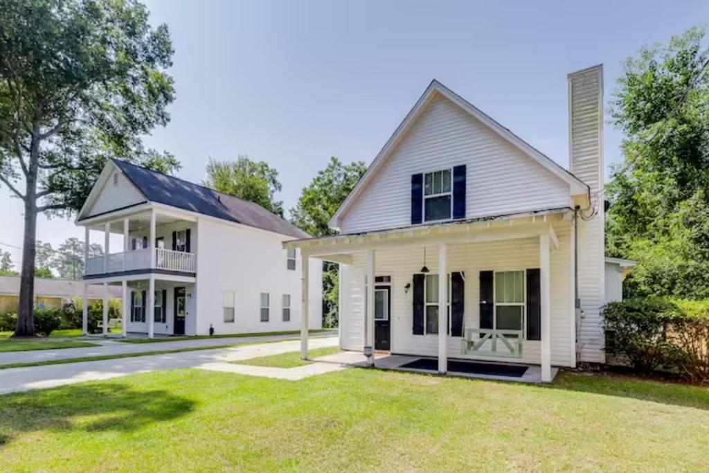 una casa blanca con patio en Tupelo Honey - 6 BR, Sleeps 16+, en Savannah