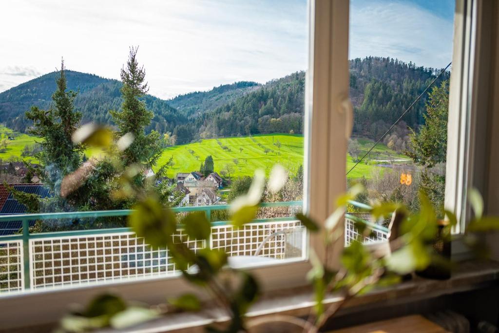 una ventana con vistas a un campo verde en Apartment Schwarzwald Panorama, en Baden-Baden
